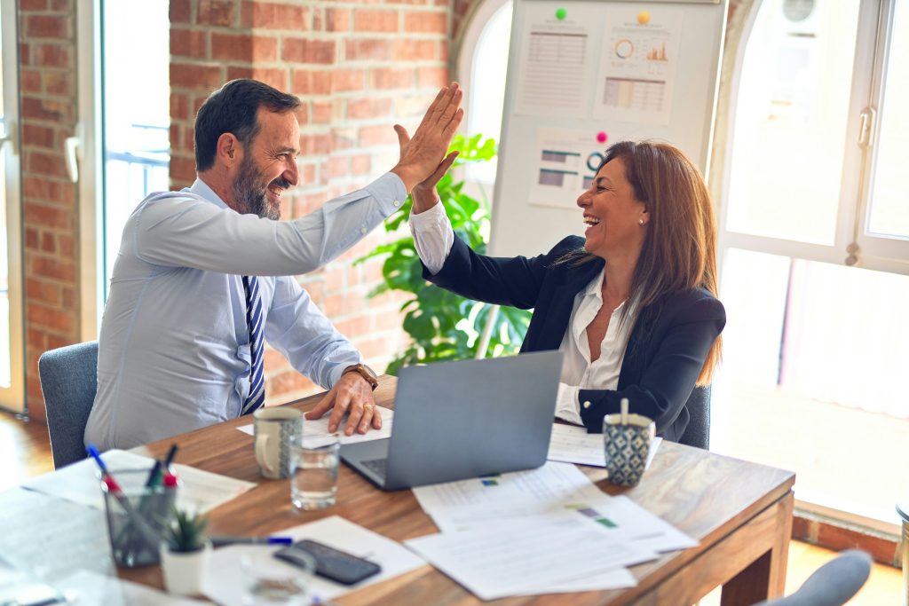 Asesor laboral revisando contratos y nóminas con un cliente en una oficina moderna
