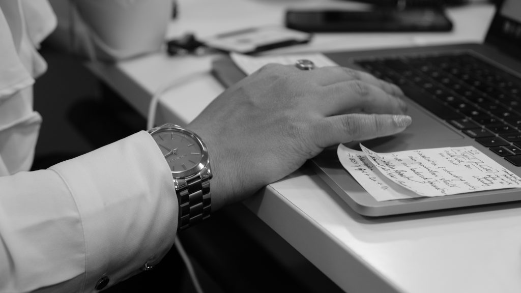 Profesional de la contabilidad revisando informes financieros y balances en una oficina moderna